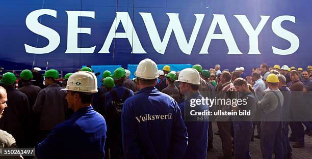 Schiffstaufe von einem DFDS Schiff in der Volkswerft in Stralsund: Hunderte Werftarbeiter der Volkswerft Stralsund sind anwesend bei der Taufe.