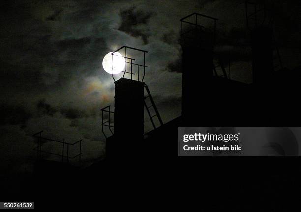 Vollmond über den Dächern Berlins