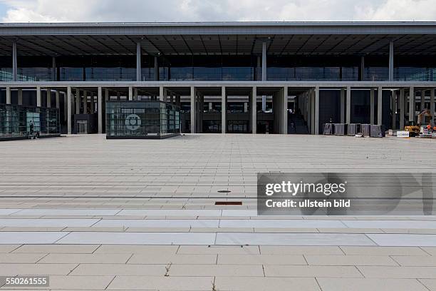 Flughafen Baustelle Flughafen Berlin Brandenburg, Willy-Brandt-Platz mit Bahnzugängen und kaum sichtbaren Treppenstufen, dahinter ist das Terminal