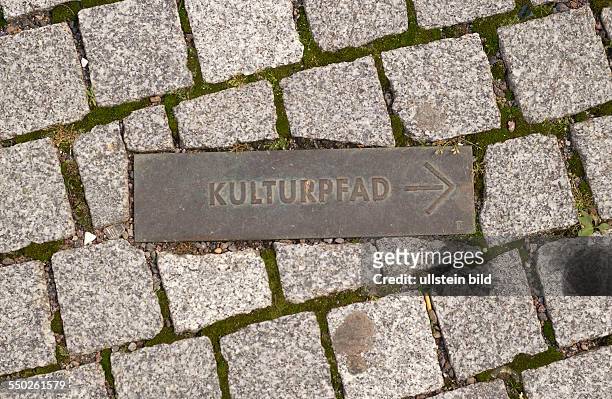 Kulturpfad - im Bodeneingelassenes Hinweisschild in Dessau