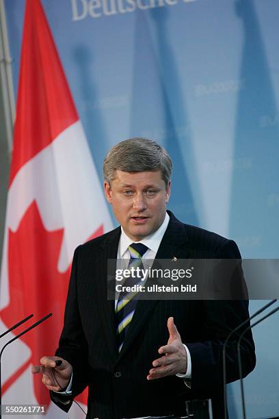 Premierminister Stephen Harper während einer Pressekonferen anlässlich des EU-Kanada-Gipfels in Berlin