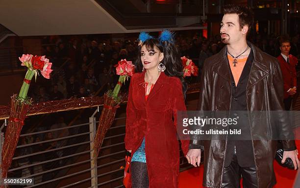 Sängerin Nina Hagen mit Freund Rocco Breinholm anlässlich der Präsentation des Eröffnungsfilms -Chicago- auf den 53. Internationalen Filmfestspielen...
