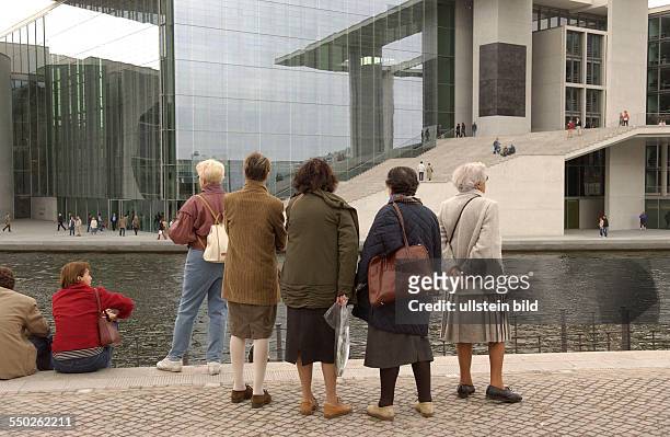Besucher betrachten das Marie-Elisabeth-Lüders-Haus mit der Spanischen Treppe am Spreebogen in Berlin