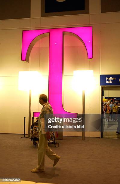 Messebesucher vor einen Logo der Deutschen Telekom während der Internationalen Funkausstellung in Berlin