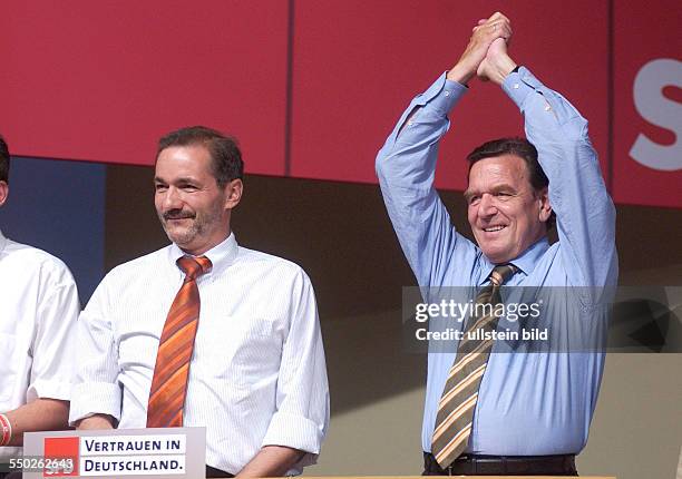 Matthias Platzeck (li., GER/SPD/Ministerpräsident Brandenburg und Bundeskanzler Gerhard Schröder in Siedergerpose anlässlich einer...