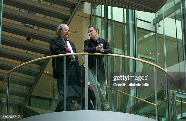 Wolfgang Thierse und NN beobachten eine Pressekonferenz im Berliner Willy-Brandt-Haus