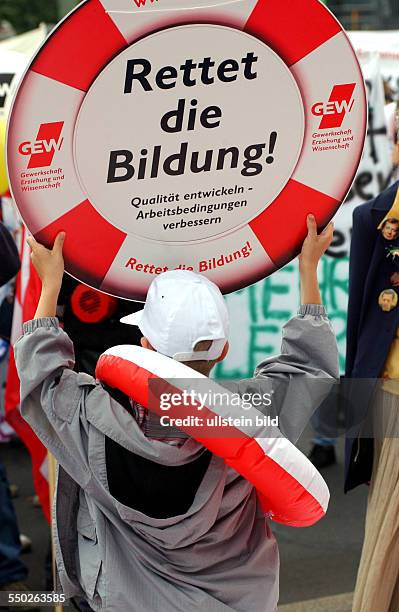 Demonstranten mit Plakaten und Transparenten auf der Großdemonstration der Gewerkschaft Erziehung und Wissenschaft in Berlin, Rettet die Bildung