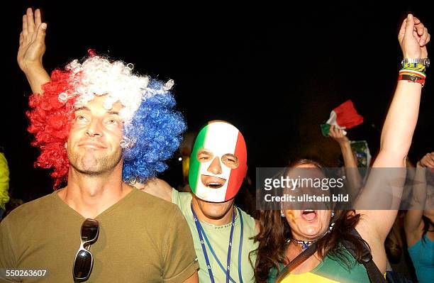 Italien ist Fußballweltmeister - resignierter franzöischer Fußballfan und jubelnde Italiener auf dem Fan Fest FIFA-WM 2006 in Berlin