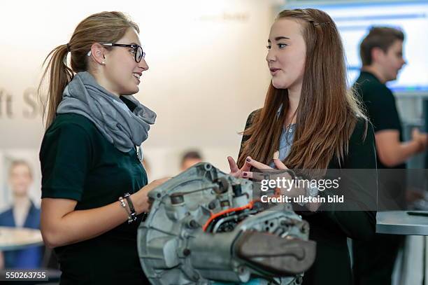 Die Ausbildungsplatzmesse der Wirtschaftsjunioren zieht hunderte Interessierte aus der Region auf das Saarbrücker Messegelände. Rund 90 Unternehmen...