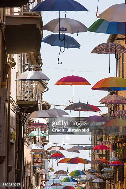 Bunte Schirme schweben über der Einkaufsstrasse Corso Cavour in Montefiascone