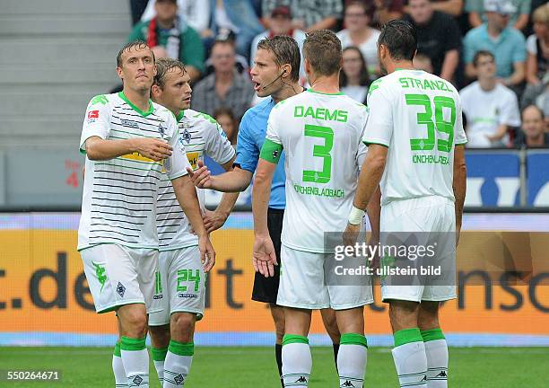 Fussball, Saison 2013-2014, 1. Bundesliga, 3. Spieltag, Bayer 04 Leverkusen - Borussia Moenchengladbach 4-2, Diskussionen mit dem Schiedsrichter,...