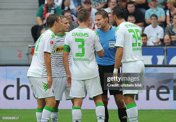 Fussball, Saison 2013-2014, 1. Bundesliga, 3. Spieltag, Bayer 04 Leverkusen - Borussia Moenchengladbach 4-2, Diskussionen mit dem Schiedsrichter,...