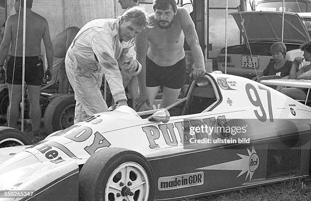 Schleizer Dreieckrennen. Schleiz DDR, 01. Bis 03. 08. 1986. Foto : Von der Rockband Puhdys gesponserter Ost-Berliner Kfz-Meister Manfred Kuhn,...