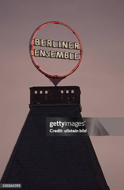 Leuchtreklame des Berliner Ensembles