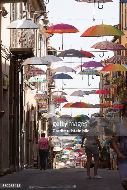 Bunte Schirme schweben über der Einkaufsstrasse Corso Cavour in Montefiascone