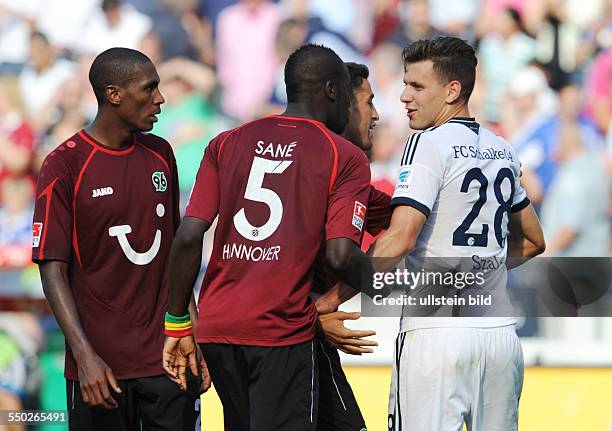 Fussball, Saison 2013-2014, 1. Bundesliga, 3. Spieltag, Hannover 96 - FC Schalke 04 2-1, v.re., Adam Szalai , Karim Haggui , Salif Sane , Marcelo