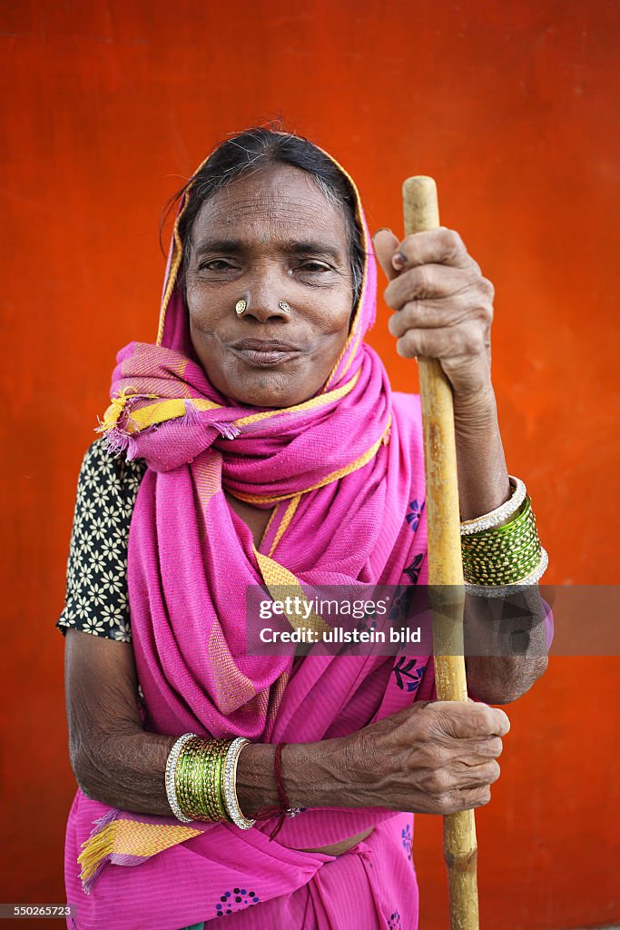 IND, Hyderabad, 20130726, Frau in der Nähe der Hauptstadt des Bundesstaates Andrah Pradesh