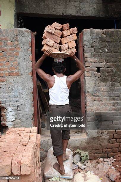 Hyderabad Arbeiter mit Ziegelsteinen in der Hauptstadt des Bundesstaates Andrah Pradesh