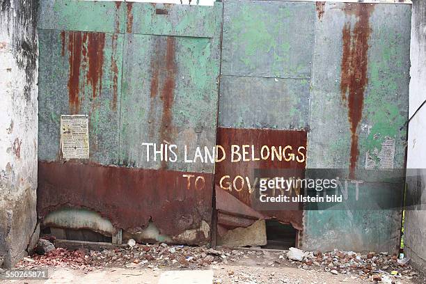 Hyderabad This land belongs to goverment, Beschilderung an einer Toranlage