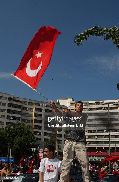 Türkische Fußballfans feiern im Berliner Stadtteil Kreuzberg den Einzug ihrer Mannschaft in des Halbfinale der Fußball-Weltmeisterschaft