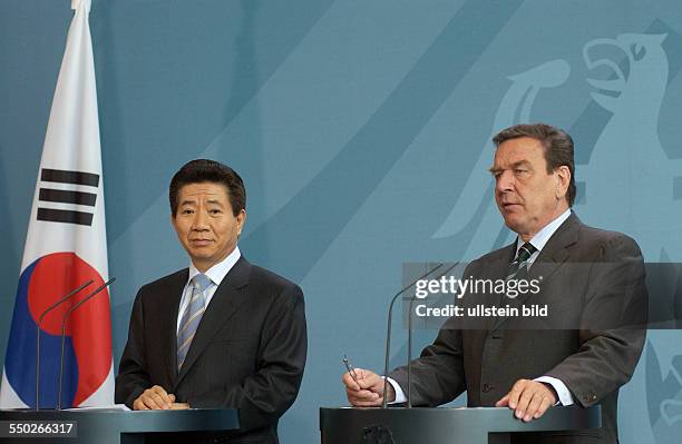Bundeskanzler Gerhard Schröder und Roh Moo-hyun während einer Pressekonferenz in Berlin