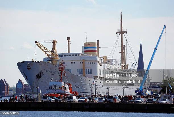 Hunderte Seeleute und Einwohner beobachten die Schleppvorbereitung auf der MS " Georg Buechner " im Stadthafen Rostock. Die "Georg Buechner" wird von...