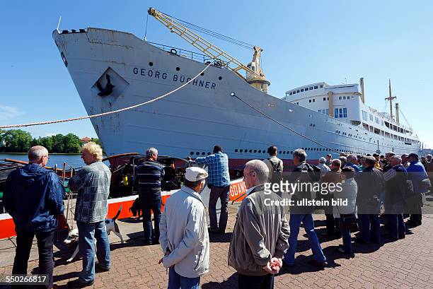 Hunderte Seeleute und Einwohner beobachten die Schleppvorbereitung auf der MS " Georg Buechner " im Stadthafen Rostock. Die "Georg Buechner" wird von...
