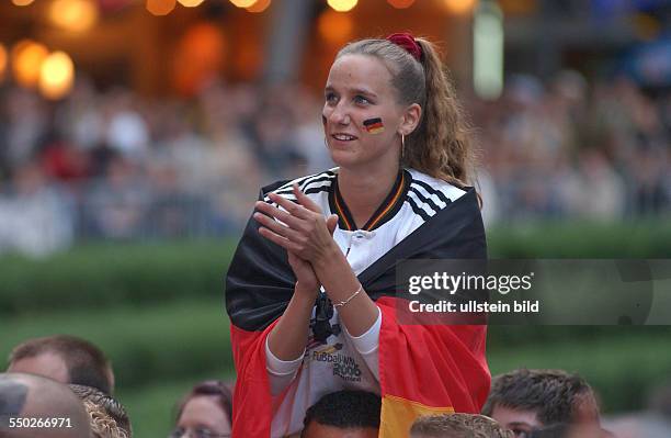 Deutsche Fußballfans feiern im Berliner Sony-Center anlässlich der Fußball-europmeisterschaft