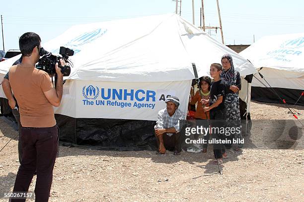 Medienvertreter interviewen Bürgerkriegsflüchtlinge aus Syrien in einem UNHCR - Flüchtlingslager in Arbat - Irak