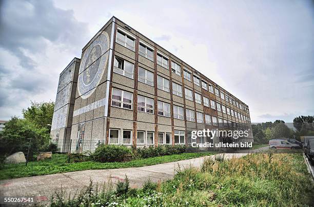 Asylheim Hellersdorf alte Schule Gymnasium Max Reinhardt Oberschule Carola - Neher - Strasse , Asyl Fluechtling Asylantenheim Heim...