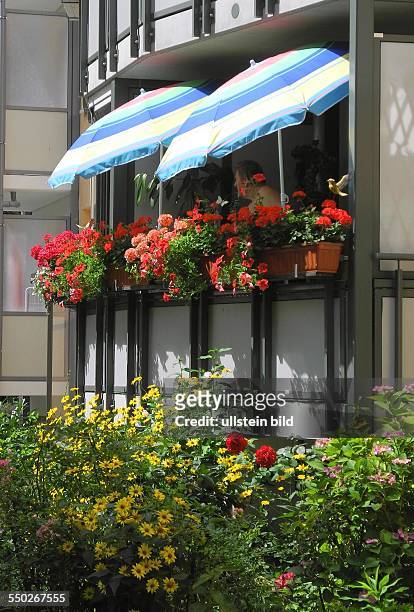 Wohnhaus der Berolina-Wohnungsbaugenossenschaft in der Annenstrasse, Balkon mit Sonnenschirmen und Blumenkästen