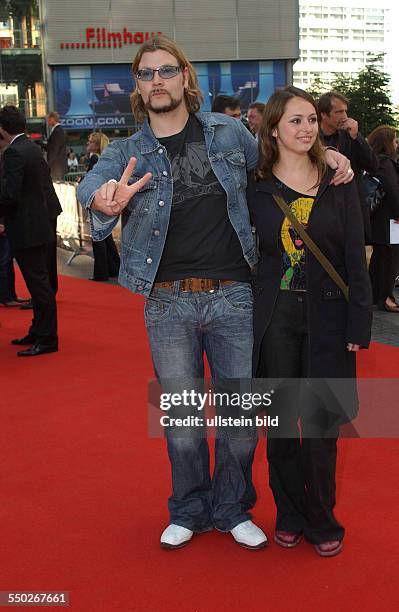 Sänger Reamonn Garvey und Ehefrau Josephine anlässlich der Filmpremiere von -SPIDERMAN II- in Berlin