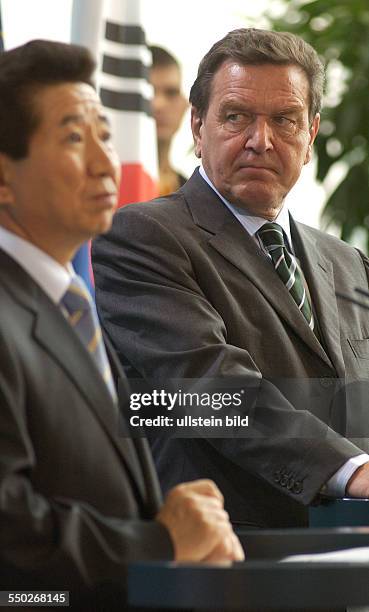 Bundeskanzler Gerhard Schröder und Roh Moo-hyun während einer Pressekonferenz in Berlin