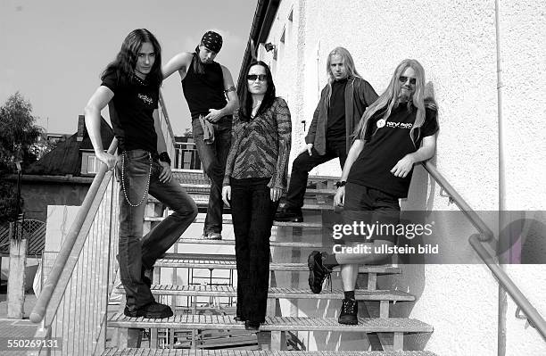 Nightwish - v.l.n.r.: Tuomas Holopainen, Sängerin Tarja Turunen, Jukka Nevalainen, Marco Hietala und Emppu Vuorinen a
