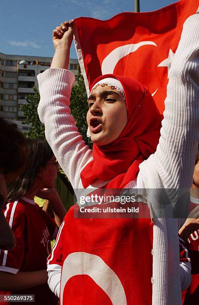 Türkische Fußballfans feiern im Berliner Stadtteil Kreuzberg den Einzug ihrer Mannschaft in des Halbfinale der Fußball-Weltmeisterschaft