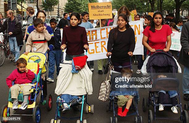 Roma und Sinti fordern Bleiberecht statt Abschiebung bei einer Demonstration in Berlin