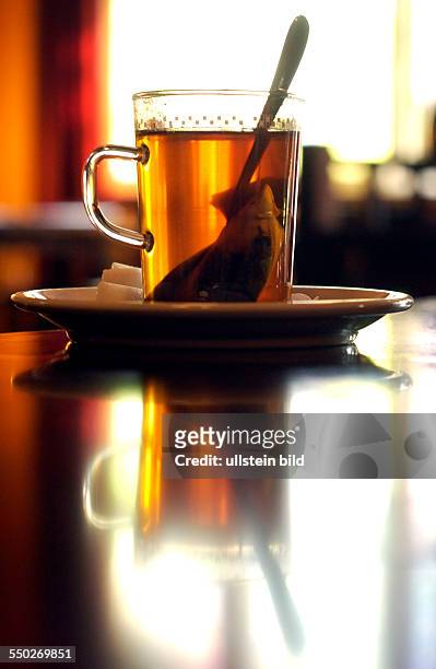 Teeglas steht auf dem Tisch einer Berliner Kneipe