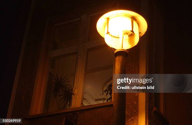 Straßenlaterne vor einem Fenster in Berlin