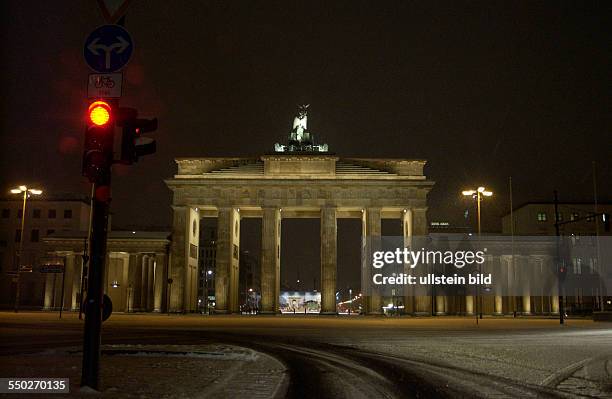 Das nächtliche Brandenburger Tor im winterlichen Berlin