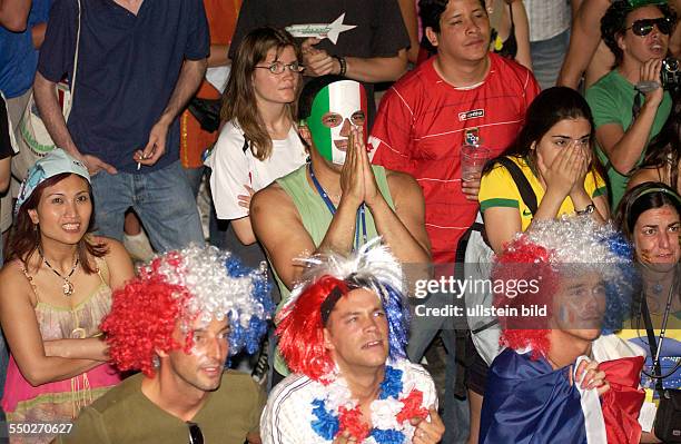 Italienische und französische Fußballfans beten für den Sieg ihrer Mannschaft auf dem Fan Fest FIFA-WM 2006 am in Berlin während des Endspiels...