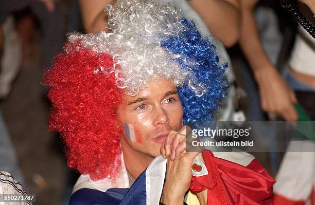 Französischer Fußballfan betet für den Sieg auf dem Fan Fest FIFA-WM 2006 am in Berlin während des Endspiels Frankreich-Italien
