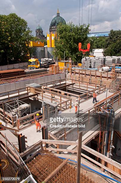 Die Baustelle zur Verlängerung der U-Bahnlinie 5 vom Alexanderplatz bis zum Brandenburger Tor in Berlin-Mitte. In dieser großen Baugrube wurde die...