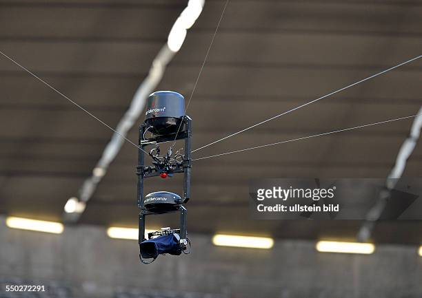 Eine Spidercam schwebt ueber dem Fussballfeld waehrend des Halbfinal Spiels AC Mailand gegen Manchester City beim AUDI CUP 2013, am 31. Juli 2013 in...