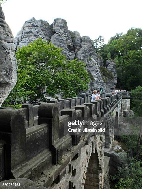 Die Bastei auf dem rechten Ufer der Elbe zwischen dem Kurort Rathen und der Stadt Wehlen in der Sächsischen Schweiz, fotografiert. Die Bastei bietet...