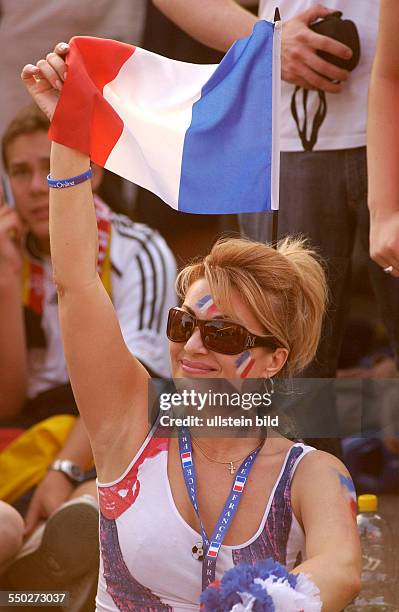 Französischer Fußballfan auf dem Fan Fest FIFA-WM 2006 am Brandenburger Tor in Berlin während des Endspiels Frankreich-Italien