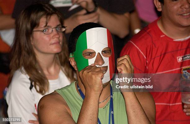 Italienischer Fußballfan fiebert auf dem Fan Fest FIFA-WM 2006 am in Berlin während des Endspiels Frankreich-Italien mit seiner Mannschaft mit