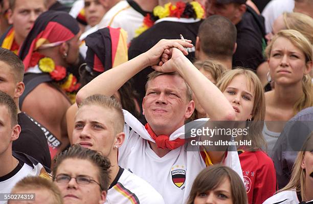 Bange Augenblicke für die deutschen Fußballfans auf dem Fan Fest FIFA-WM 2006 am Brandenburger Tor in Berlin während des Spiels Deutschland -...