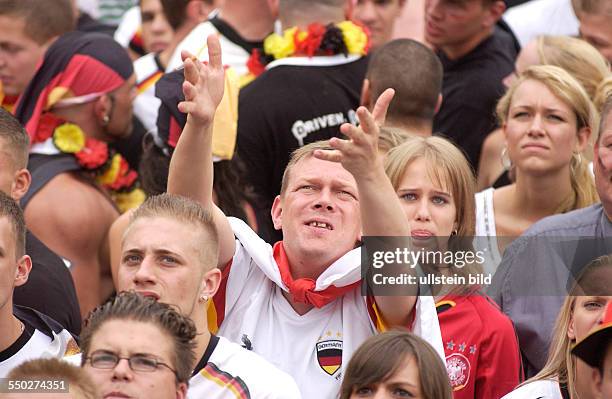 Bange Augenblicke für die deutschen Fußballfans auf dem Fan Fest FIFA-WM 2006 am Brandenburger Tor in Berlin während des Spiels Deutschland -...