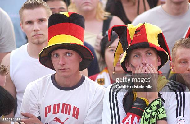 Bange Augenblicke für deutsche Fußballfans auf dem Fan Fest FIFA-WM 2006 am Brandenburger Tor in Berlin während des Spiels Deutschland-Italien