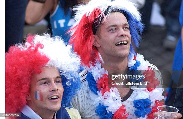 Französische Fußballfans auf dem Fan Fest FIFA-WM 2006 am in Berlin während des Endspiels Frankreich-Italien